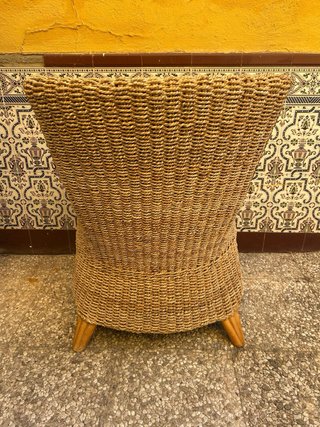 Sillón de mimbre con cojines a rayas
