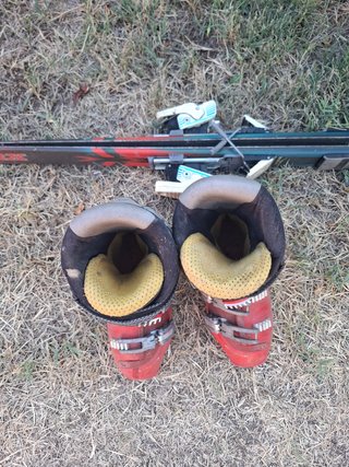 Botas de esquí Salomon y esquíes