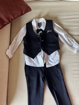 Conjunto ceremonia/traje Guess niño como nuevo
