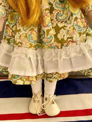 Muñeca de porcelana rubia con vestido floral 40 cm
