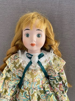 Muñeca de porcelana rubia con vestido floral 40 cm