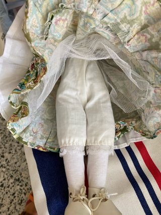 Muñeca de porcelana rubia con vestido floral 40 cm