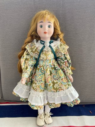 Muñeca de porcelana rubia con vestido floral 40 cm