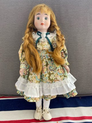 Muñeca de porcelana rubia con vestido floral 40 cm