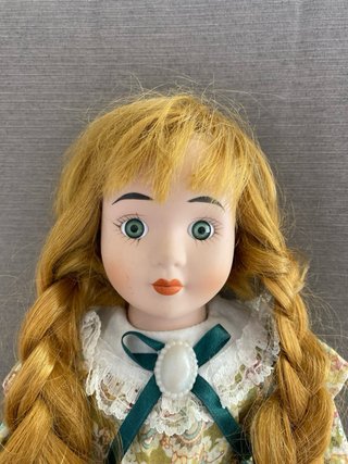 Muñeca de porcelana rubia con vestido floral 40 cm
