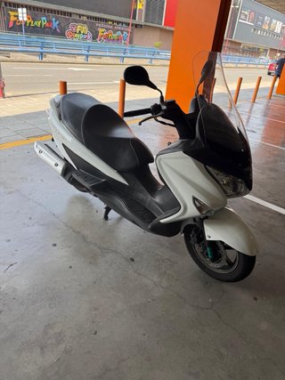 Moto Scooter 125cc Blanca