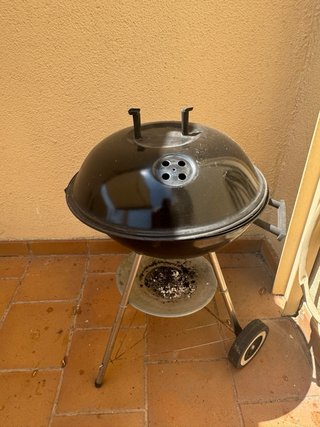 Barbacoa de carbón con tapa y ruedas – Muy práctic