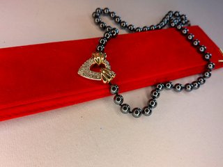 Collana con perle e diamanti (bigiotteria)