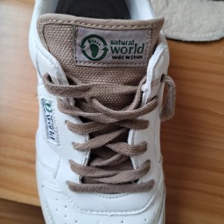 Tenis Natural World Blanco y Marrón