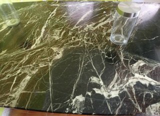 Mesa de mármol negra y blanca