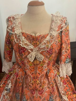 Traje de fallera de color salmón del siglo XVIII.