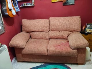 Sofá de tela rosa y rojo