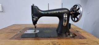 Máquina de coser antigua Sigma funcionando