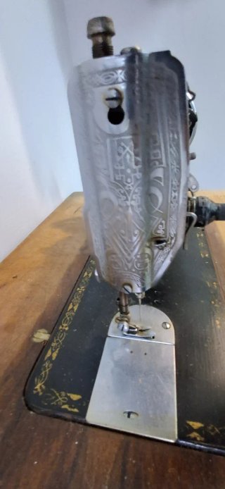 Máquina de coser antigua Sigma funcionando