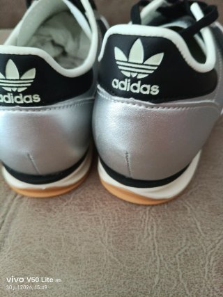 Zapatilla plateadas y negras