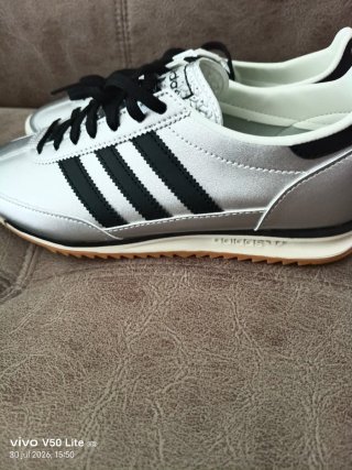 Zapatilla plateadas y negras
