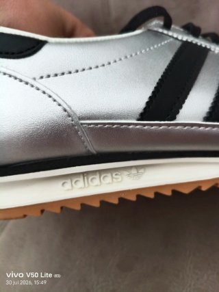 Zapatilla plateadas y negras