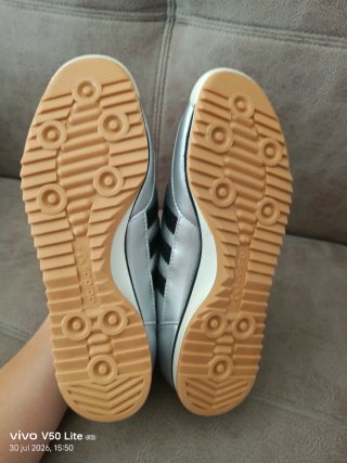 Zapatilla plateadas y negras