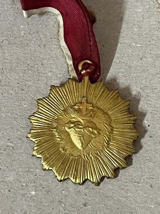 Bonita medalla del Sagrado Corazon. Cinta original