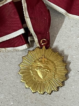 Bonita medalla del Sagrado Corazon. Cinta original