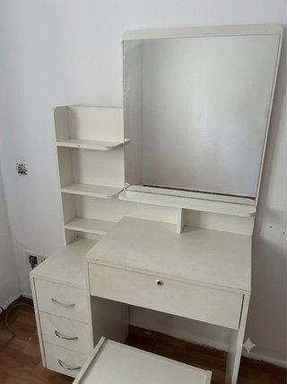 Tocador blanco con espejo y cajones