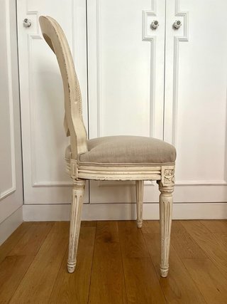 Silla estilo Luis XVI, madera y tela.