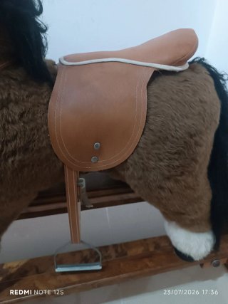 Caballo balancín de peluche marrón