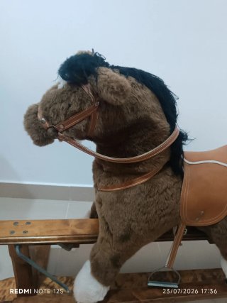 Caballo balancín de peluche marrón