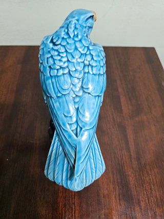 Figura de águila azul en cerámica esmaltada