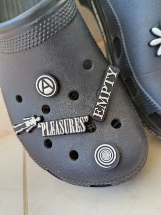 Crocs con Jibbitz PLEASURES Post Malone 42 M8 W10