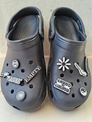 Crocs con Jibbitz PLEASURES Post Malone 42 M8 W10