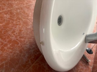 Lavabo con grifo