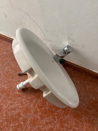 Lavabo con grifo