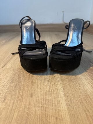 Preciosas sandalias de tacón negras con plataforma