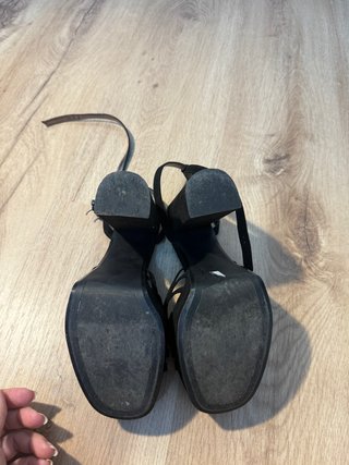 Preciosas sandalias de tacón negras con plataforma