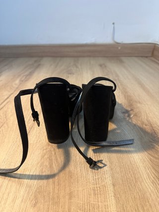 Preciosas sandalias de tacón negras con plataforma
