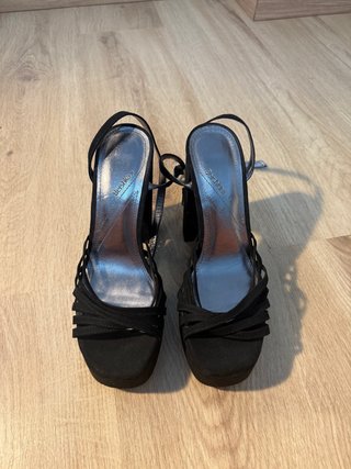 Preciosas sandalias de tacón negras con plataforma
