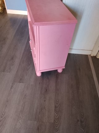 Mesita de noche rosa y blanca.