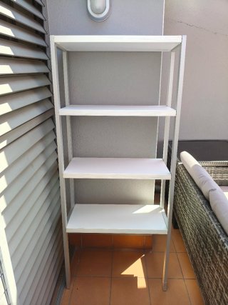 Estantería metálica y madera blanca