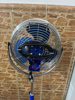 Ventilador de pie Bonaire azul y plateado