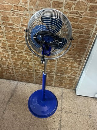 Ventilador de pie Bonaire azul y plateado
