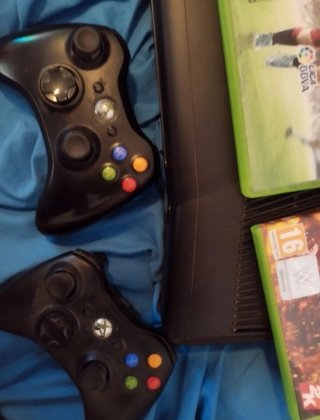 Xbox 360 con 2 mandos y cables