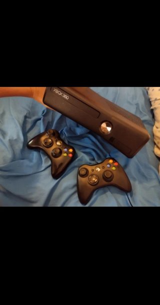 Xbox 360 con 2 mandos y cables