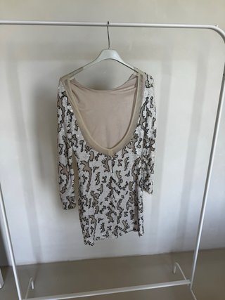 Vestido blanco y dorado con estampado