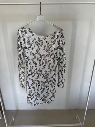 Vestido blanco y dorado con estampado