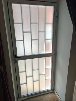 Puerta aluminio con reja y cristal