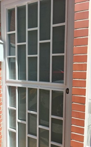 Puerta aluminio con reja y cristal