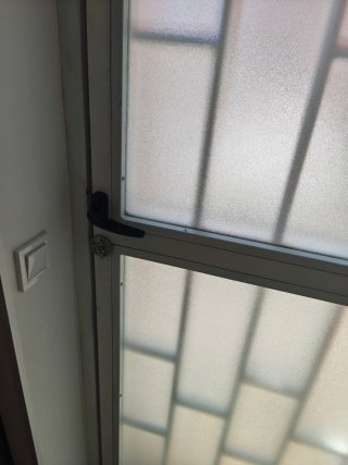 Puerta aluminio con reja y cristal