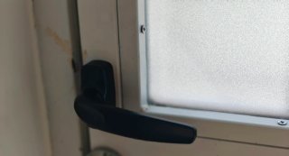 Puerta aluminio con reja y cristal