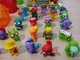 Lote 40 figuras Zomlings